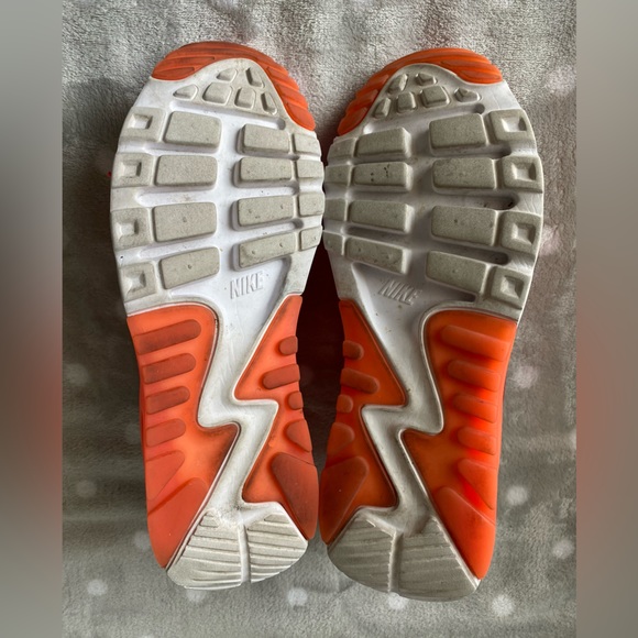 Women’s Air Max 90 Ultra Essential. - Picture 3 of 16